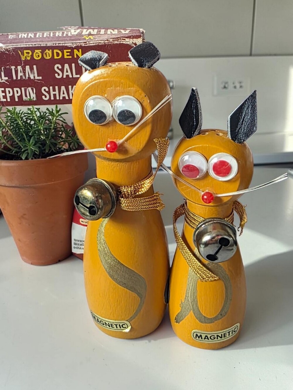 VTG 78 Handpainted Wooden Cat Salt & Pepper Shakers in Mustard Yellow